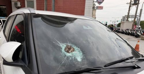 車開到一半鐵塊飛來！轎車擋風玻璃砸裂　東港警將調監視器追查