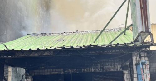 屏東市廣興地區火警！1樓鐵皮建物燃燒　消防出動12車24人搶救